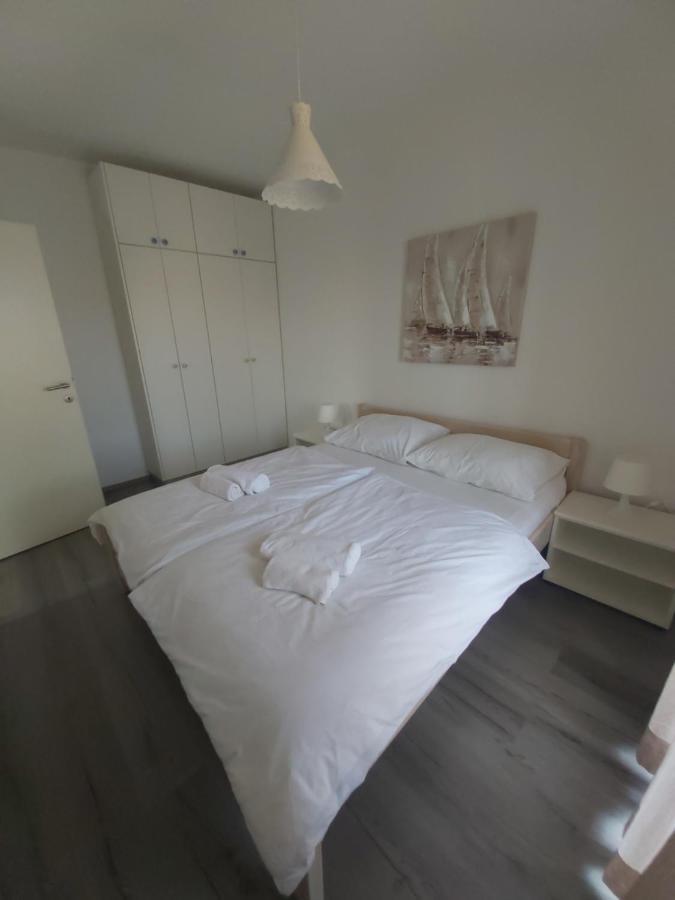 Apartments Mondo Vir Bagian luar foto